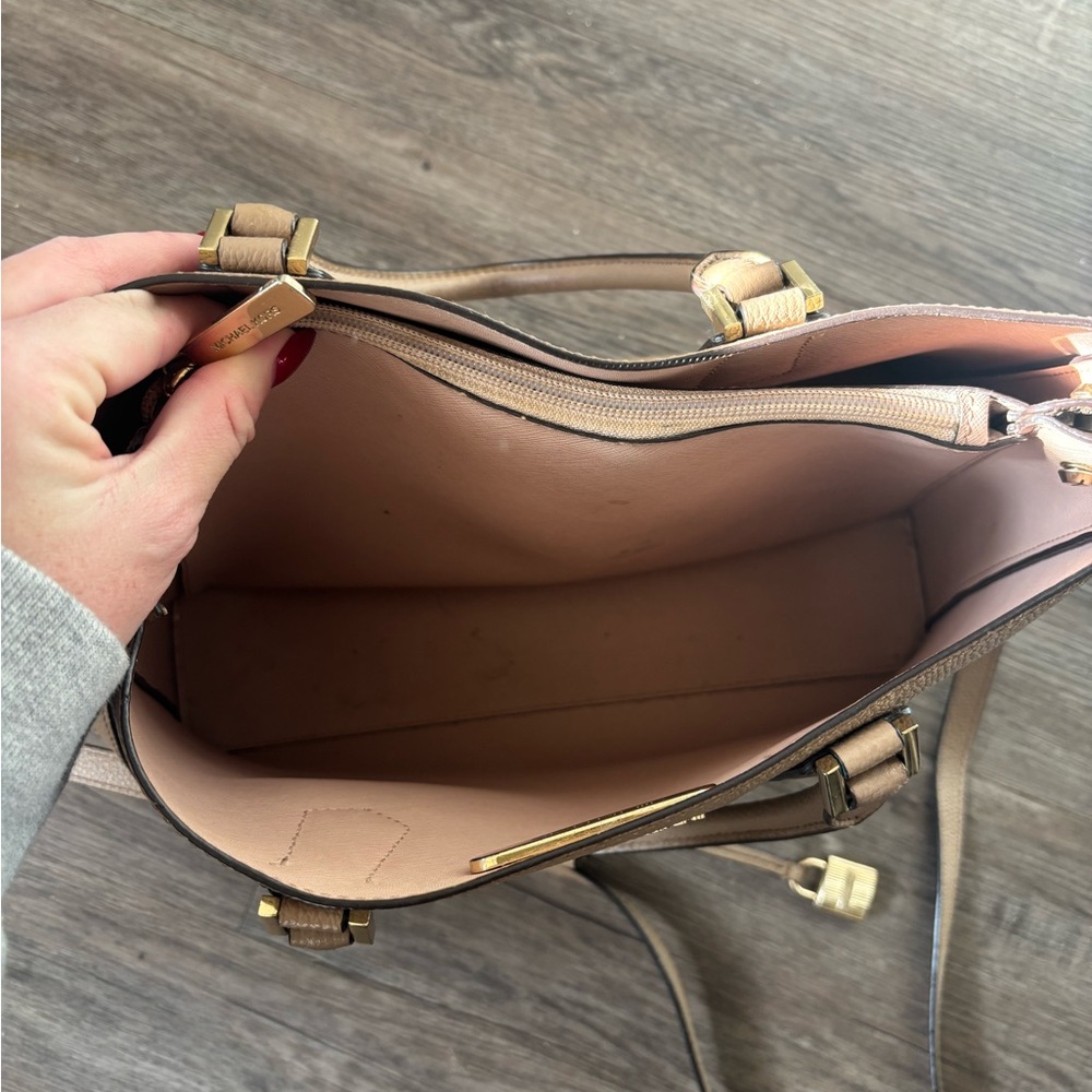 Michael Kors purse - Picture 4 of 6